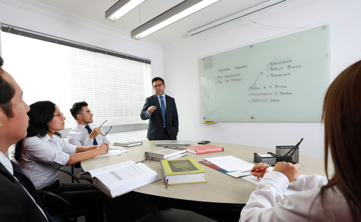 Sesión estratégica del equipo legal multidisciplinario
