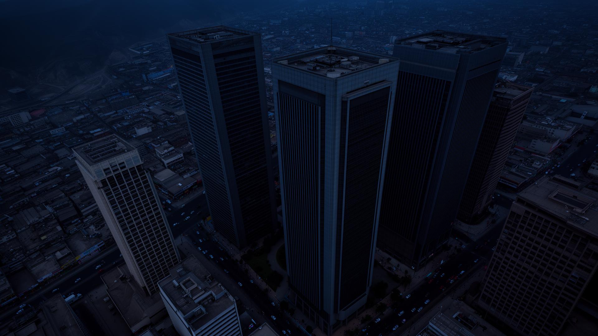 Vista aérea de centro financiero corporativo en Lima al atardecer